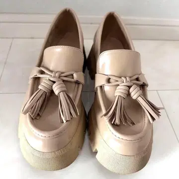 ZARA 베이지 태슬 장식 통굽 로퍼 5cm