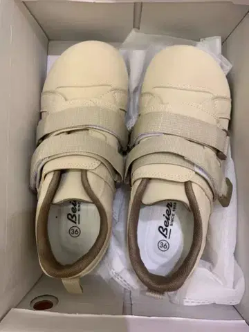 베이지 벨크로 뉴트럴 신발