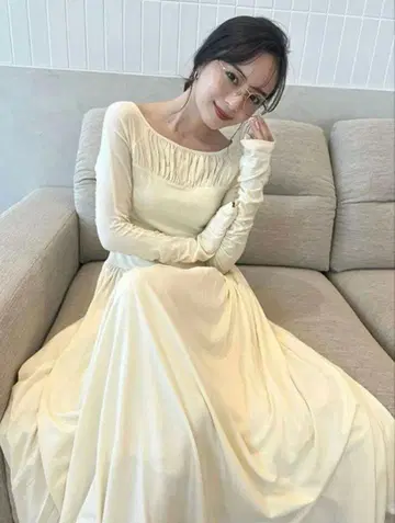 개더 디자인 베어컷 원피스 anuans