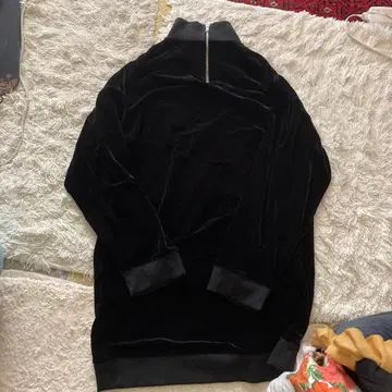 블랙 벨벳 하이넥 원피스