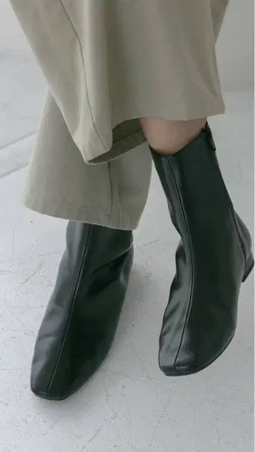 [새상품] 어반 리서치 스퀘어토 로우힐 부츠 블랙 24cm