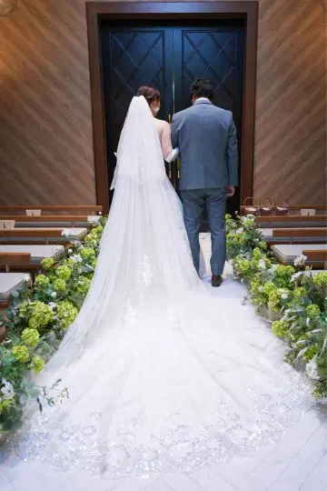 레이스 장식이 있는 웨딩 드레스