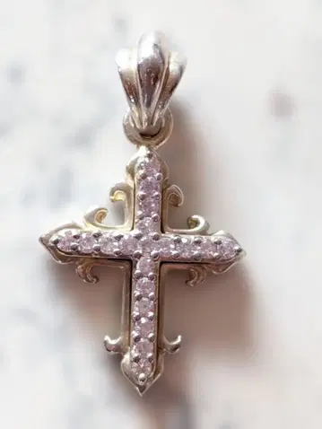 실버 크로스형 펜던트 탑 스톤 포함