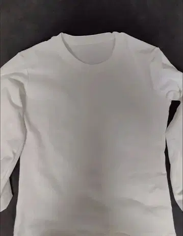 화이트 긴팔 티셔츠