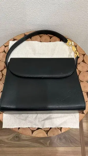 블랙 가죽 핸드백 골드 금장 장식