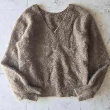 새상품급 바빌론 BABYLONE 라쿤 니트 V넥 복슬복슬 너구리