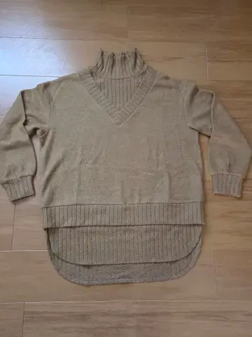 베이지 V넥 터틀넥 니트