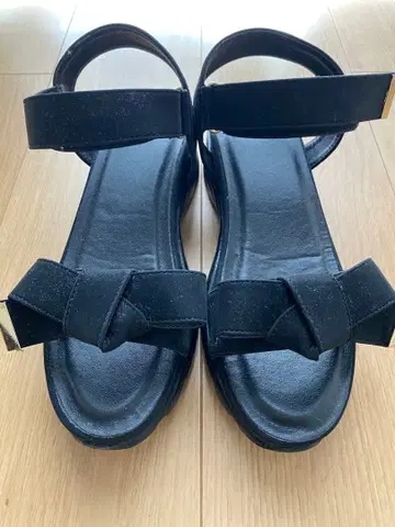 Fin 새틴 리본 통굽 벨크로 스포츠 샌들