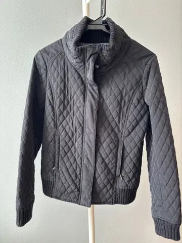 INDIVI 블랙 퀼팅 스탠드 카라 자켓