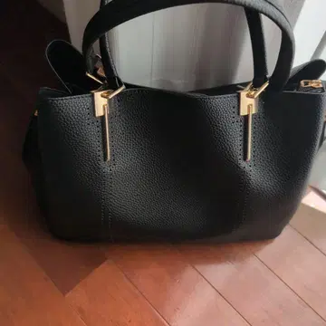 미사용 새상품 블랙 토트백 골드 금장 장식 포함