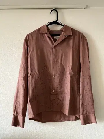 불꽃 자수 장식 핑크 긴팔 셔츠