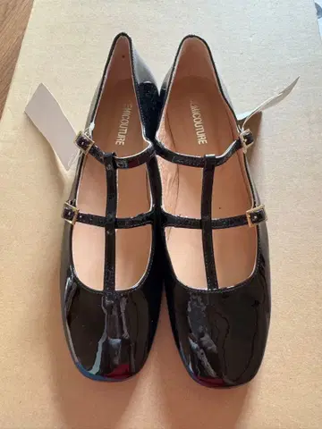 미사용품 블랙 에나멜 플랫슈즈 39 이탈리아 사이즈