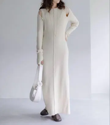 선착순 [새상품급] mystic 컷 아웃 니트 원피스 베이지