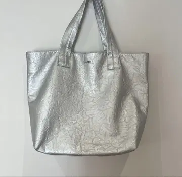 ZUCCA 주카 EMBOSS 토트백 실버