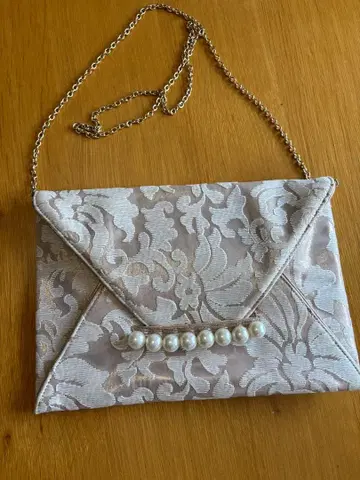 꽃무늬 펄 장식 클러치백