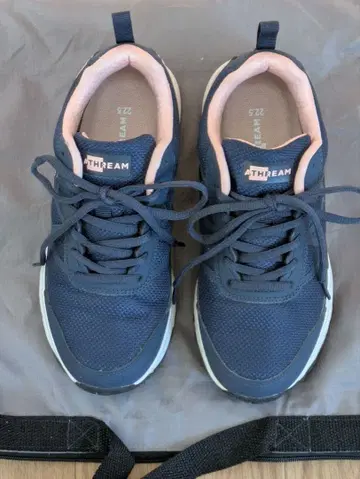 [익명 배송] 스포츠 슈즈 스니커즈 22.5cm 네이비/핑크