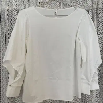 화이트 플레어 소매 셔츠 ANAYI 36