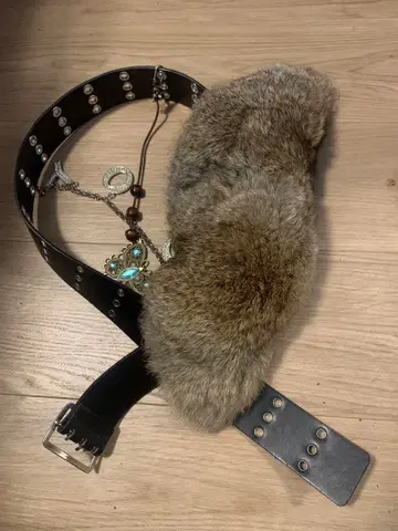 퍼와 가죽 장식 벨트