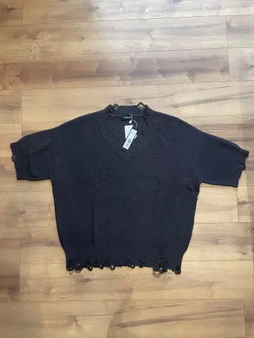 오프닝 액트 다크 그레이 V넥 데미지 니트