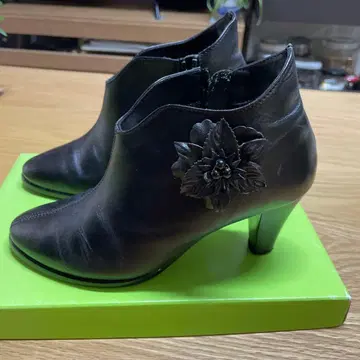 블랙 꽃 모티브 부티 225 사이즈 EEE 폭