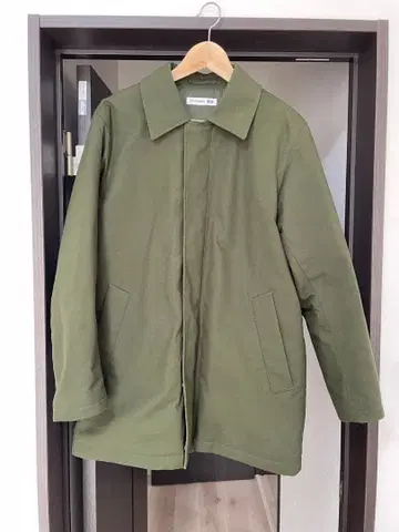 유니클로 JW ANDERSON 패디드 하프 코트 올리브 M 사이즈