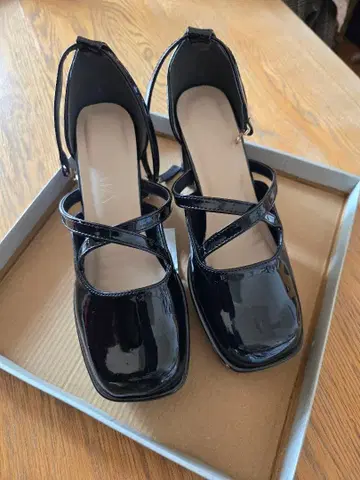 VIVIAN 통굽 플랫폼 크로스 스트랩 펌프스