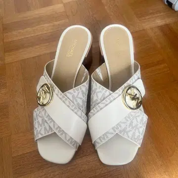 MICHAEL KORS 크로스 스트랩 샌들