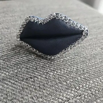 LUDLOW 라드 로 가죽 립 머리끈