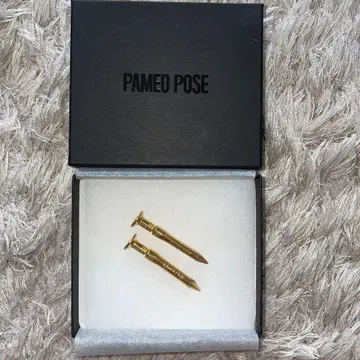 PAMEO POSE 못 모티브 귀걸이 코다 쿠미 착용