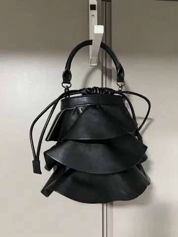 유나이티드 애로우즈 프릴 백 블랙