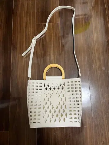 화이트 메쉬 디자인 숄더백