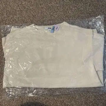 유니클로 캐시미어 스웨터 화이트