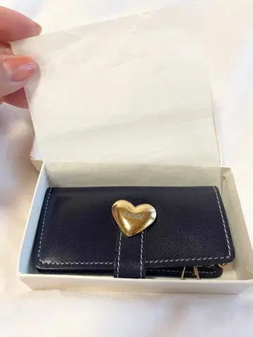 [ SCOOP ] 미판매 블랙 가죽 키케이스 하트형 금장 장식 박스 포함