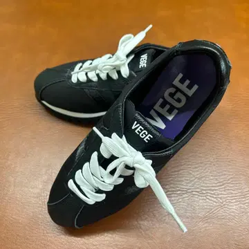 VEGE 블랙 스니커즈