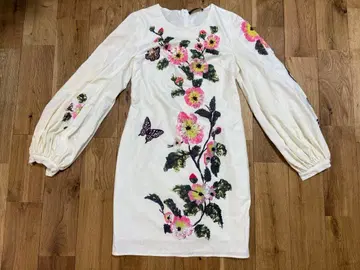 꽃무늬 자수 화이트 긴팔 원피스 M 사이즈 상당