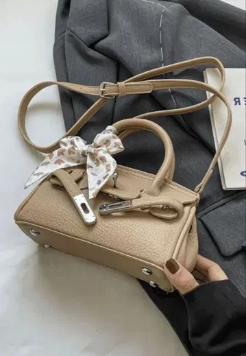 베이지 리본 포함 핸드백 높이 12 두께 9 너비 21