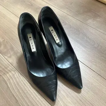DIANA 크로커다일풍 블랙 하이힐