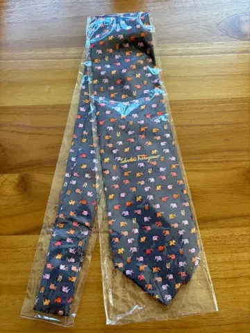 Salvatore Ferragamo 코끼리 패턴 넥타이 미사용