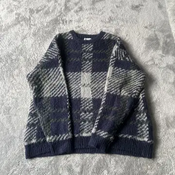 네이비 그레이 체크 무늬 니트 스웨터