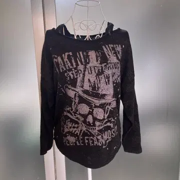 스컬 프린트 오프숄더 긴팔 T셔츠