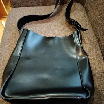 그린 레이블 릴랙싱 블랙 가죽 숄더백