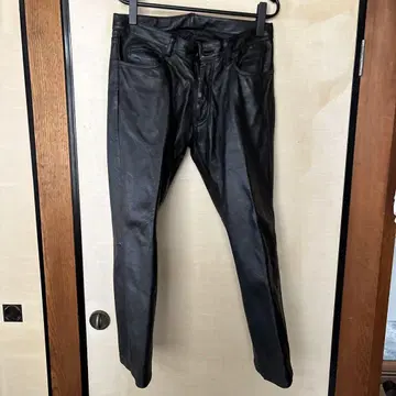 블랙 가죽 슬림핏 슬랙스