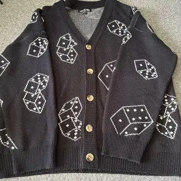 주사위 패턴 블랙 가디건