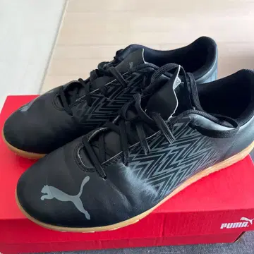 PUMA 블랙 축구화
