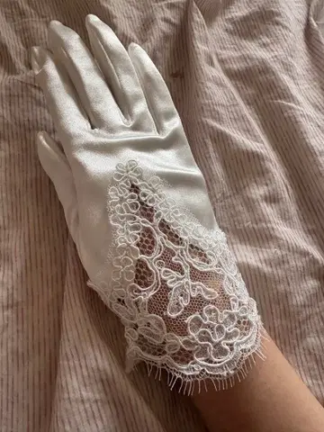 화이트 새틴 웨딩 그로브