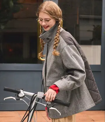 BONLECILL 2WAY 헤링본 x 퀼트 절개 스탠드 넥 코트 블루종