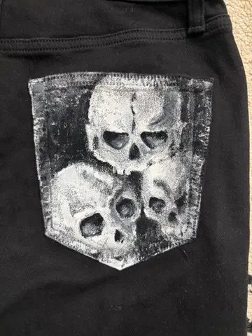 스컬 디자인 블랙 슬림핏 팬츠 유니클로 EZY 청바지