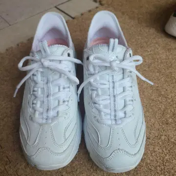 Skechers 화이트 스니커즈