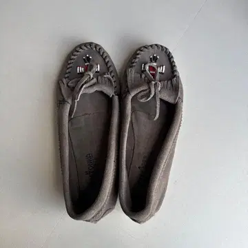 MINNETONKA 그레이 모카신 비즈 자수