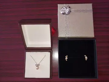 펄과 리본 모티브의 목걸이와 귀걸이 세트